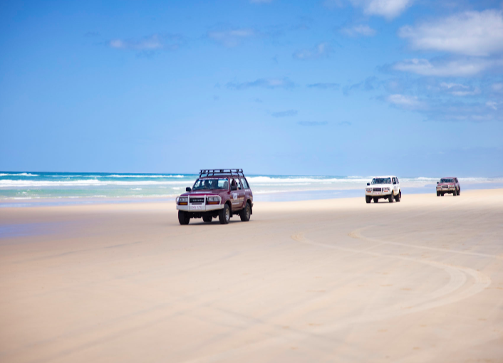 4WD on Fraser. K'gari Fraser Island Adventures - Drop bear tour. Photo credit on website : https://www.kgarifraserisland.com.au/tour/fraser-island-adventure-tour/